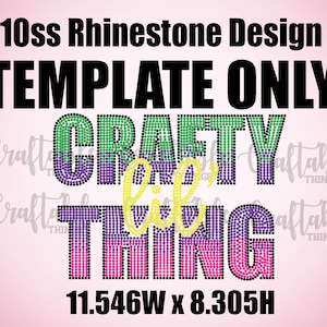 Op de afbeelding: Rhinestone-ontwerptemplate voor een knutselproject. Het ontwerp zegt "CRAFTY af THING" in groene, paarse en roze strass. De sjabloon is 11,546 inch breed en 8,305 inch hoog.