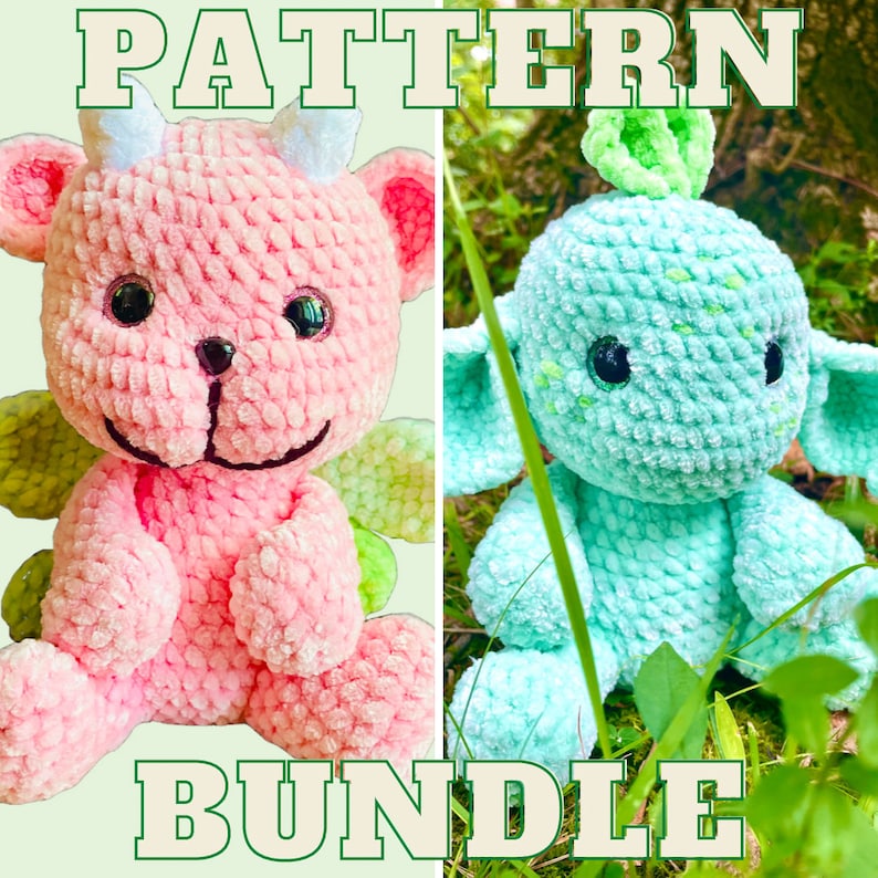 K&ouml;nnte beinhalten: H&auml;kelmuster-Paket f&uuml;r zwei Pl&uuml;schtiere. Eines ist ein rosa Drache mit gr&uuml;nen Fl&uuml;geln und das andere ist ein hellblauer Drache mit gr&uuml;nen Bl&auml;ttern auf dem Kopf.  PATTERN BUNDLE