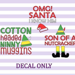 Peut inclure: Un fond rayé violet et blanc avec du texte et des graphiques sur le thème de Noël. Le texte comprend des phrases telles que "OMG! SANTA I KNOW HIM", "COTTON HEADED NINNY MUGGINS" et "SON OF A NUTCRACKER". L'image présente également un chapeau de Père Noël, un chapeau d'elfe et des chaussures d'elfe. Le texte "DECAL ONLY" est en bas.