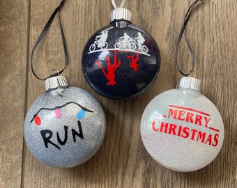 Set di decorazioni glitterate ispirate a Str@nger Things – Decorazioni natalizie a tema TV
