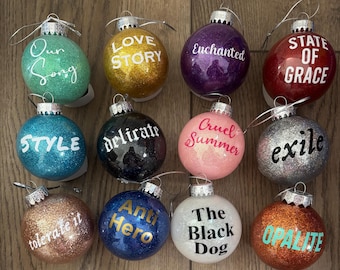 Ornamento natalizio ispirato all'era dei glitter popstar - Set di 12 decorazioni per album - Set di 12 canzoni - Tis The Damn Season, All Too Well, TTPD - Showgirl