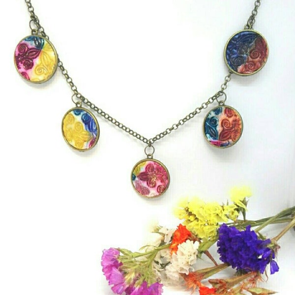 Collier coloré à la main en laiton et fimo, collier avec pendentifs, collier coloré, collier de printemps, cadeau pour maman.