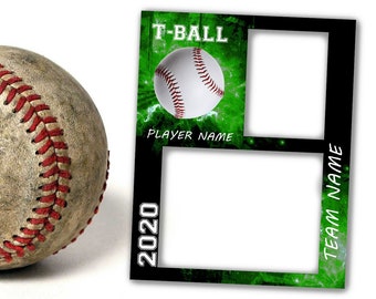 Puede incluir: Un marco de fotos verde y negro con un gráfico de béisbol y el texto "T-BALL" y "PLAYER NAME". El marco tiene dos espacios para fotos rectangulares con el texto "2020" y "TEAM NAME".
