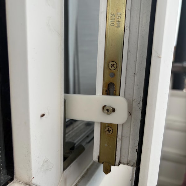 Raamvergrendeling voor katten – Houd uw binnenkat veilig (2 stuks)