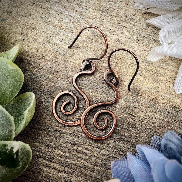 Boucles d'oreilles tourbillon en cuivre, boucles d'oreilles spirale en cuivre, boucles d'oreilles en cuivre martelé, boucles d'oreilles bohèmes, bijoux hippie, boucles d'oreilles en cuivre curatives, rustique