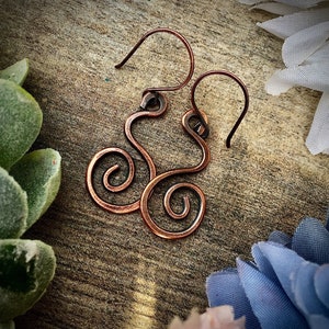 Boucles d'oreilles tourbillon en cuivre, boucles d'oreilles spirale en cuivre, boucles d'oreilles en cuivre martelé, boucles d'oreilles bohèmes, bijoux hippie, boucles d'oreilles en cuivre curatives, rustique image 3