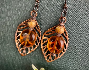 Boucles d'oreilles feuille de cuivre, boucles d'oreilles en cuivre martelé, perle de verre tchèque, boucles d'oreilles feuille rustique, boucles d'oreilles d'automne, bijoux de tous les jours