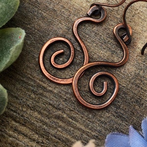 Boucles d'oreilles tourbillon en cuivre, boucles d'oreilles spirale en cuivre, boucles d'oreilles en cuivre martelé, boucles d'oreilles bohèmes, bijoux hippie, boucles d'oreilles en cuivre curatives, rustique image 4