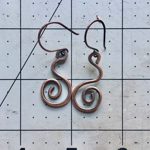 Boucles d'oreilles tourbillon en cuivre, boucles d'oreilles spirale en cuivre, boucles d'oreilles en cuivre martelé, boucles d'oreilles bohèmes, bijoux hippie, boucles d'oreilles en cuivre curatives, rustique image 5