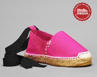 Chaussures d’espadrilles Encanto Style pour enfants, tout-petits, bébés et adultes.  Espadrilles fuchsia avec les rubans noirs. Navires d’Espagne