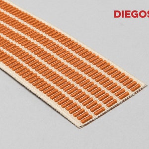 Puede incluir: Borde el&aacute;stico de rayas naranja y blancas con un patr&oacute;n texturizado. El borde est&aacute; hecho de tejido tejido y tiene un tacto suave y flexible.