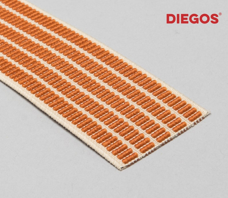 Puede incluir: Borde el&aacute;stico de rayas naranja y blancas con un patr&oacute;n texturizado. El borde est&aacute; hecho de tejido tejido y tiene un tacto suave y flexible.