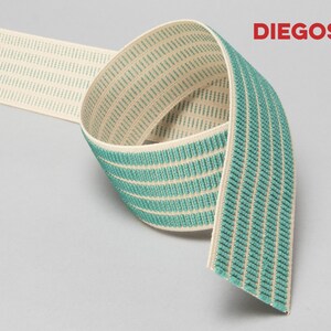 Puede incluir: Primer plano de una banda el&aacute;stica beige y turquesa con un patr&oacute;n texturizado. La banda est&aacute; doblada por la mitad y el texto "DIEGOS&reg;" es visible en la esquina superior derecha.