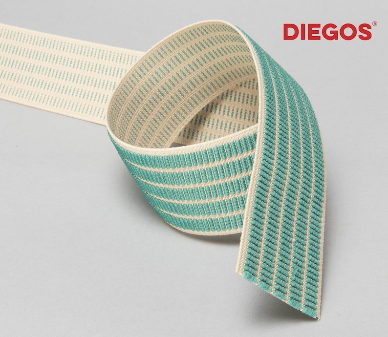 Puede incluir: Primer plano de una banda el&aacute;stica beige y turquesa con un patr&oacute;n texturizado. La banda est&aacute; doblada por la mitad y el texto "DIEGOS&reg;" es visible en la esquina superior derecha.