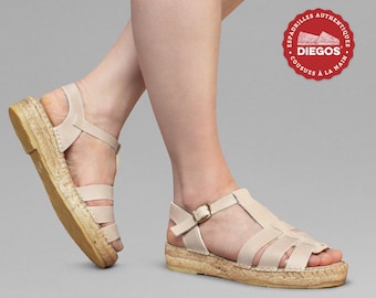 Alpargatas Irene de piel color topo, fabricadas en España, estilo sandalias griegas.