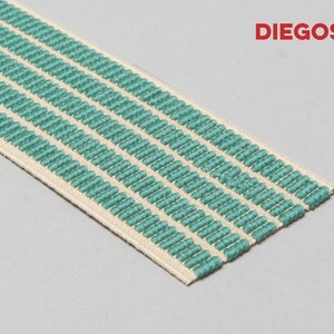 Puede incluir: Primer plano de un ribete de tela a rayas beige y turquesa. El ribete tiene una textura tejida y es ideal para agregar un toque decorativo a los proyectos de decoraci&oacute;n del hogar.
