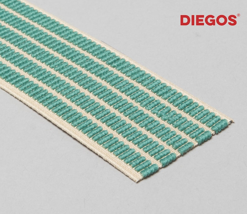 Puede incluir: Primer plano de un ribete de tela a rayas beige y turquesa. El ribete tiene una textura tejida y es ideal para agregar un toque decorativo a los proyectos de decoraci&oacute;n del hogar.