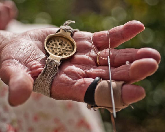 Ditale di palma in metallo e ago da cucito realizzato in Spagna / ditale a  mano Tradizionalmente utilizzato per cucire a mano espadrillas e vele di  barche -  Italia