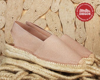 Sapatos alpargatas Catalina Diegos® Classic bege com salto baixo, feitos e costurados à mão no norte da Espanha | guarda-roupa cápsula