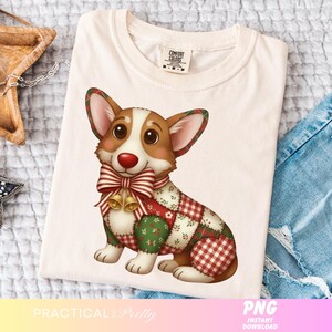 Puede incluir: Camiseta color crema con un perro corgi de dibujos animados. El perro tiene una nariz roja, una pajarita a rayas rojas y blancas y un diseño de patchwork. La camiseta tiene una etiqueta Comfort Colors. Las palabras "PRACTICAL Pretty" y "PNG INSTANT DOWNLOAD" son visibles.
