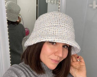 Warmer stilvoller Fischerhut für Frauen. Süsser Weisser Fischerhut. Damen Wintermode. Strukturierter Fischerhut mit Strickimitation. Geschenk Her Her