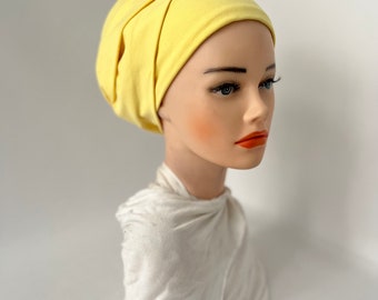 Turbante ligero y ajustable Angie. Elegante y casual accesorio para la cabeza, regalo para mujer. Bufanda Tichel amarilla preatada, hecha a mano.