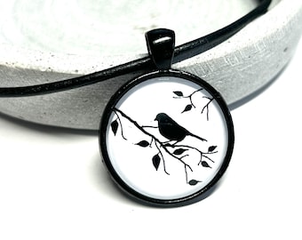 Lederhalsband Größen verstellbar mit Anhänger mit Glascabochon schwarz weiß Motiv Vogel