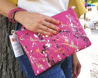 Pochette en ecopelle fucsia dipinta a mano con schizzi di colore. Borsetta colorata, style pop, pochette personnalisée. Pezzo unico