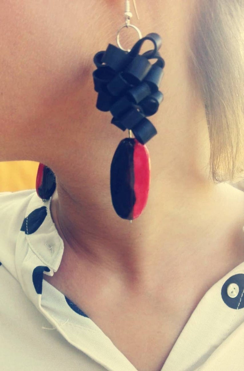 Big long earrings realized in recycled inner tube and red and black stones