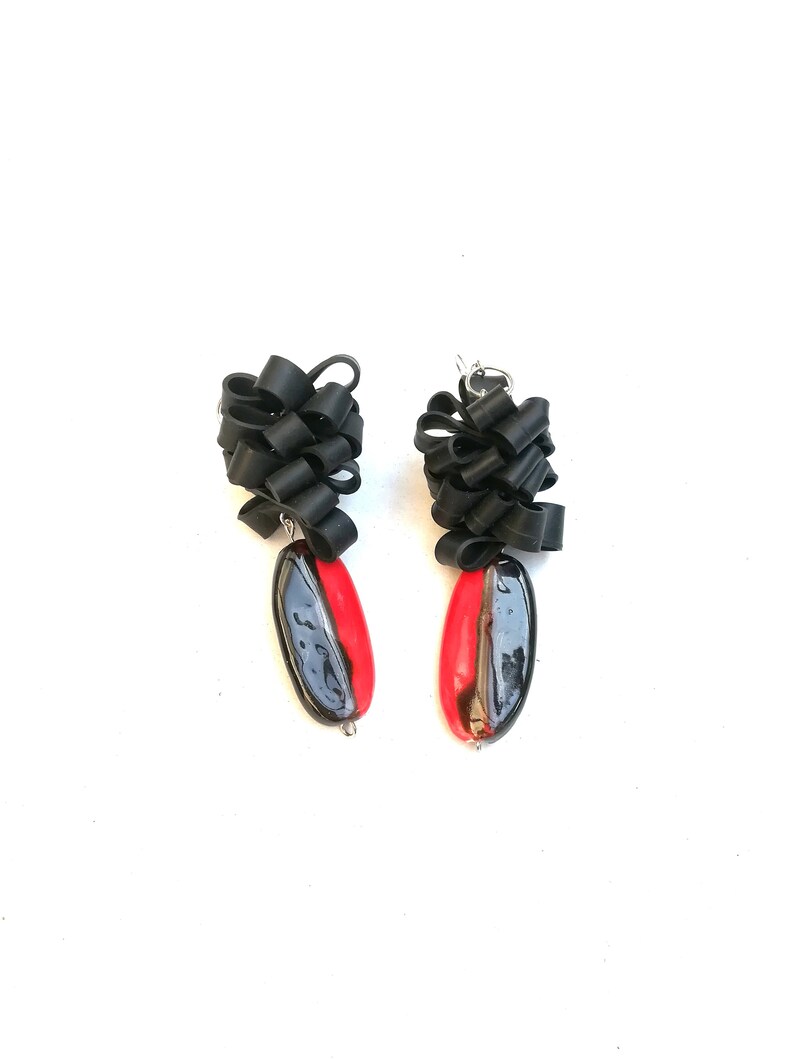 Big long earrings realized in recycled inner tube and red and black stones