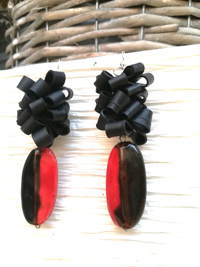 Big long earrings realized in recycled inner tube and red and black stones