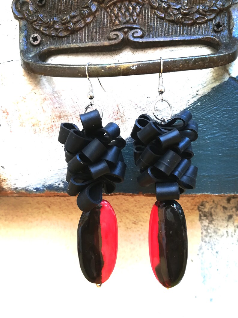 Big long earrings realized in recycled inner tube and red and black stones