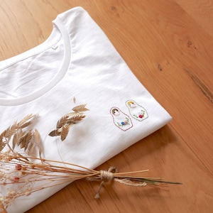Aanpasbaar, met de hand geborduurd T-shirt van biologisch katoen - RUSSIAN POPPEN