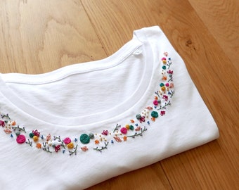 Customizable hand-embroidered organic cotton T-shirt - MULTICOLORED FLORAL COLLAR