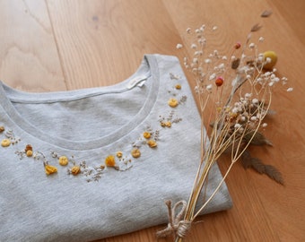 Customizable hand-embroidered organic cotton T-shirt - UNICOLOR FLORAL COLLAR