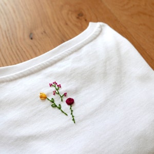 Customizable hand-embroidered organic cotton T-shirt - BOUQUET DOS