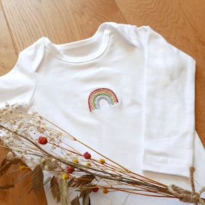 Konfigurowalne, ręcznie haftowane body organiczne - ARC-EN-CIEL