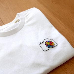 Customizable hand-embroidered organic cotton T-shirt - CAMERA