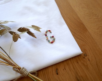 Customizable hand-embroidered organic cotton t-shirt - INITIAL FLEURIE