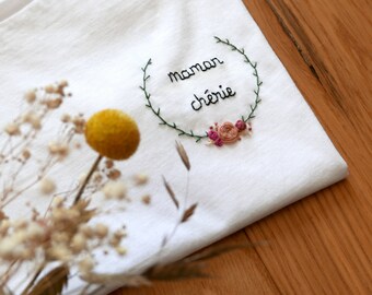 Customizable hand-embroidered organic cotton t-shirt - MAMAN CHIÈRE