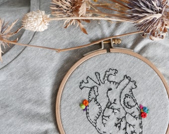 Customizable hand-embroidered organic cotton T-shirt - HEART