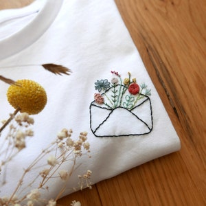 Customizable hand-embroidered organic cotton T-shirt - FLORAL LETTER