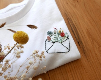 Customizable hand embroidered organic cotton t-shirt - FLOWER LETTER