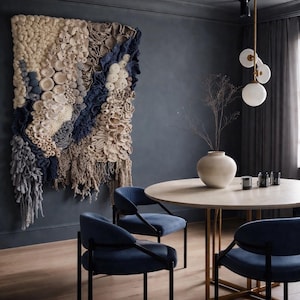 Puede incluir: Un comedor moderno con un tapiz de pared texturizado en tonos crema, azul y beige. La habitaci&oacute;n incluye una mesa redonda, sillas azules y una l&aacute;mpara decorativa, creando un espacio elegante y acogedor.