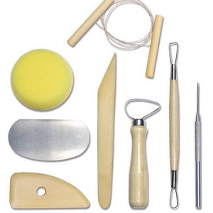 Op de afbeelding: Een set pottenbakkersgereedschap voor het beeldhouwen en vormen van klei. De set bevat een houten modelleertool, een metalen rib, een houten vormtool, een houten lusgereedschap, een metalen naaldtool, een houten draadtool, een spons en een metalen schraper.