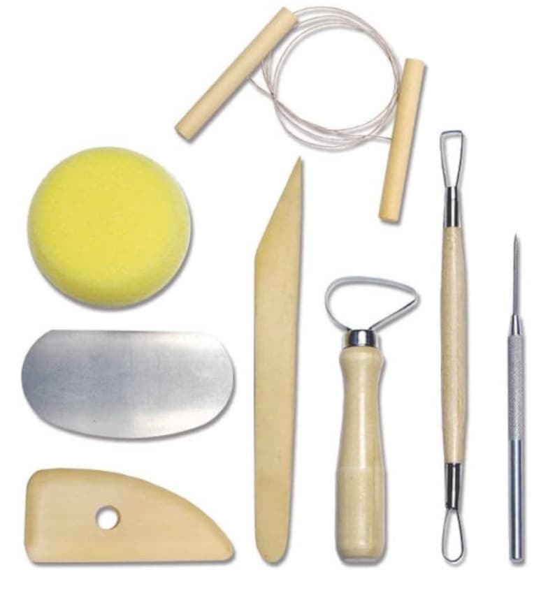 Op de afbeelding: Een set pottenbakkersgereedschap voor het beeldhouwen en vormen van klei. De set bevat een houten modelleertool, een metalen rib, een houten vormtool, een houten lusgereedschap, een metalen naaldtool, een houten draadtool, een spons en een metalen schraper.
