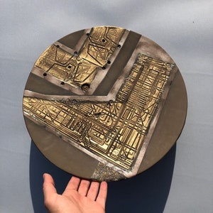 Schwarzes Ende Gold, Porzellan-Wandfliese, moderne Kunstkeramik, Wandskulptur, keramische Wandkunst, keramische Wand-Fliesenkunst, zeitgenössische Innenkunst
