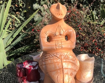 Escultura neolítica de Vênus em cerâmica, símbolo da fertilidade da deusa antiga.
