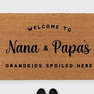 Może przedstawiać: Brązowa mata kokosowa z napisem "Welcome to Nana & Papa's Grandkids Spoiled Here" czarnymi literami.