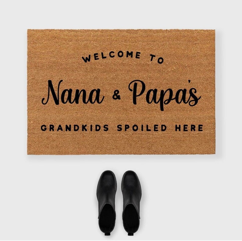 Może przedstawiać: Brązowa mata kokosowa z napisem "Welcome to Nana & Papa's Grandkids Spoiled Here" czarnymi literami.